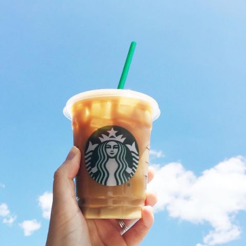 向上掀还是往下压？怎样才是外带咖啡杯盖的正确打开方式？