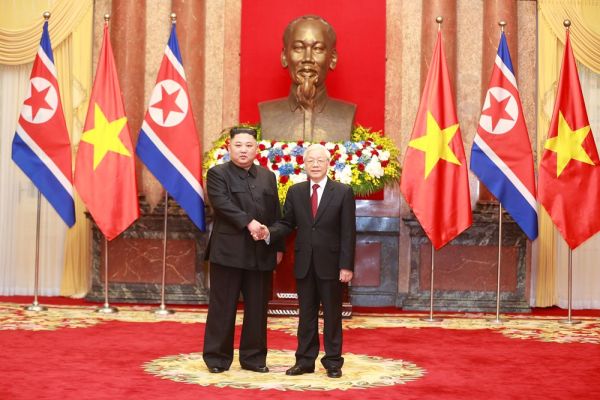 锐参考｜今天凌晨3点，平壤火车站内灯火通明