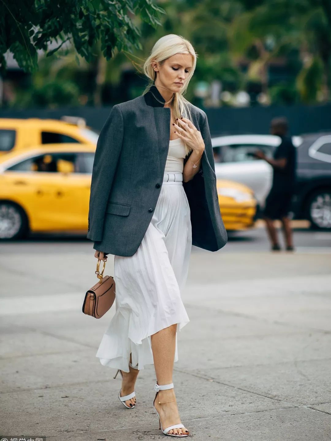 长百褶裙配黑色西装,百褶裙配西装领马甲