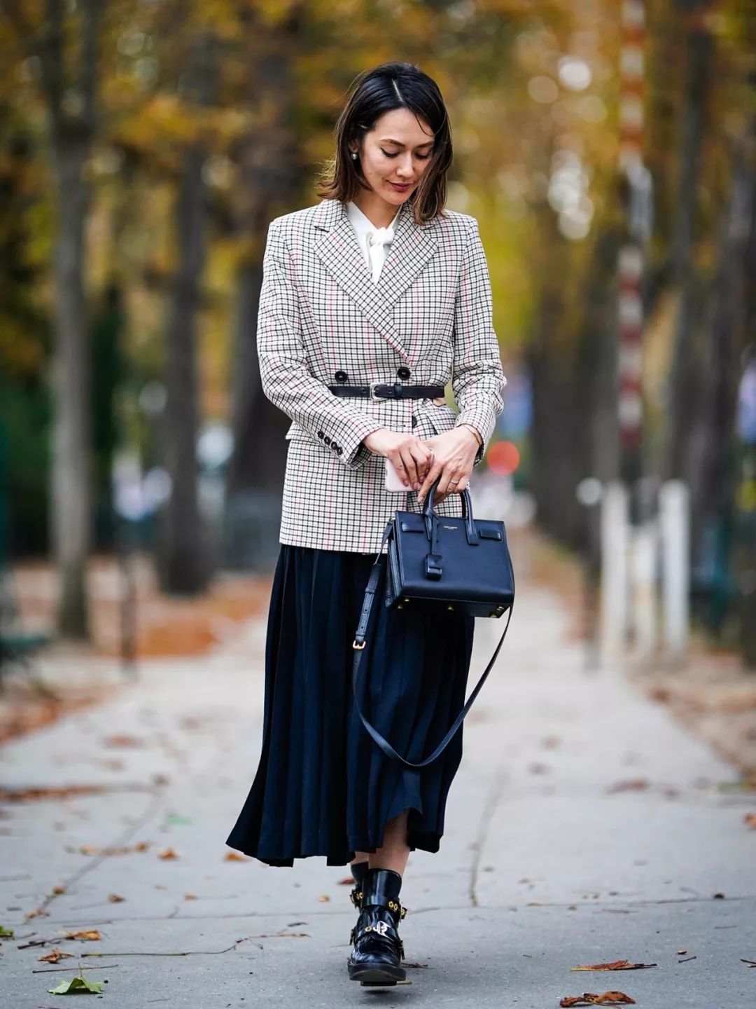 长百褶裙配黑色西装,百褶裙配西装领马甲