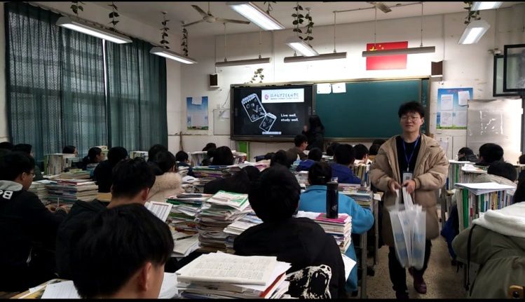 鎰熸仼姣嶆牎鎯呰拷姊﹁丹瀛愬績,鎰熸仼姣嶆牎閫愭ⅵ鍓嶈