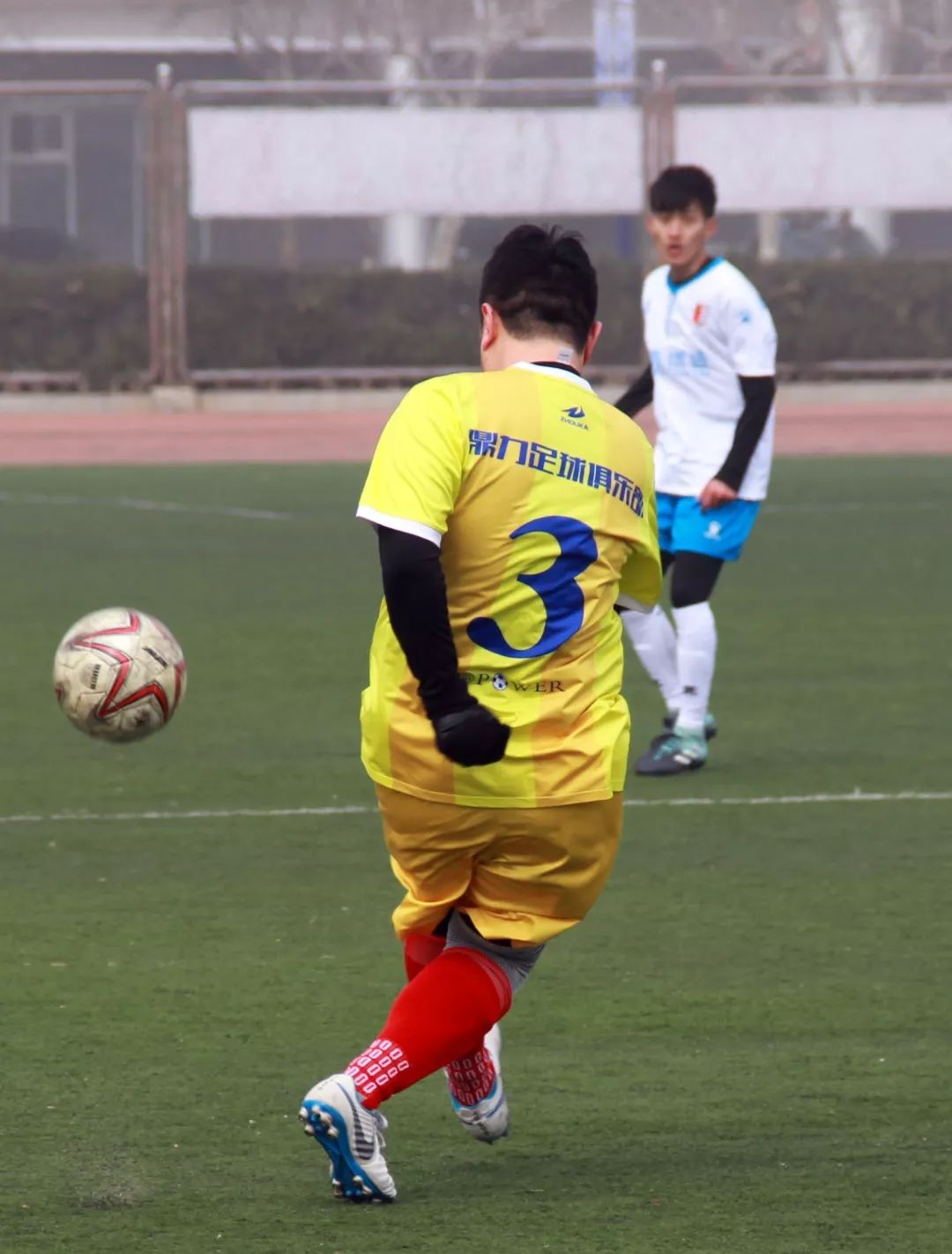 身影或许略显蹒跚，心中仍是追风少年——“烟台农商银行”最靓足球拍档展示就等你了！