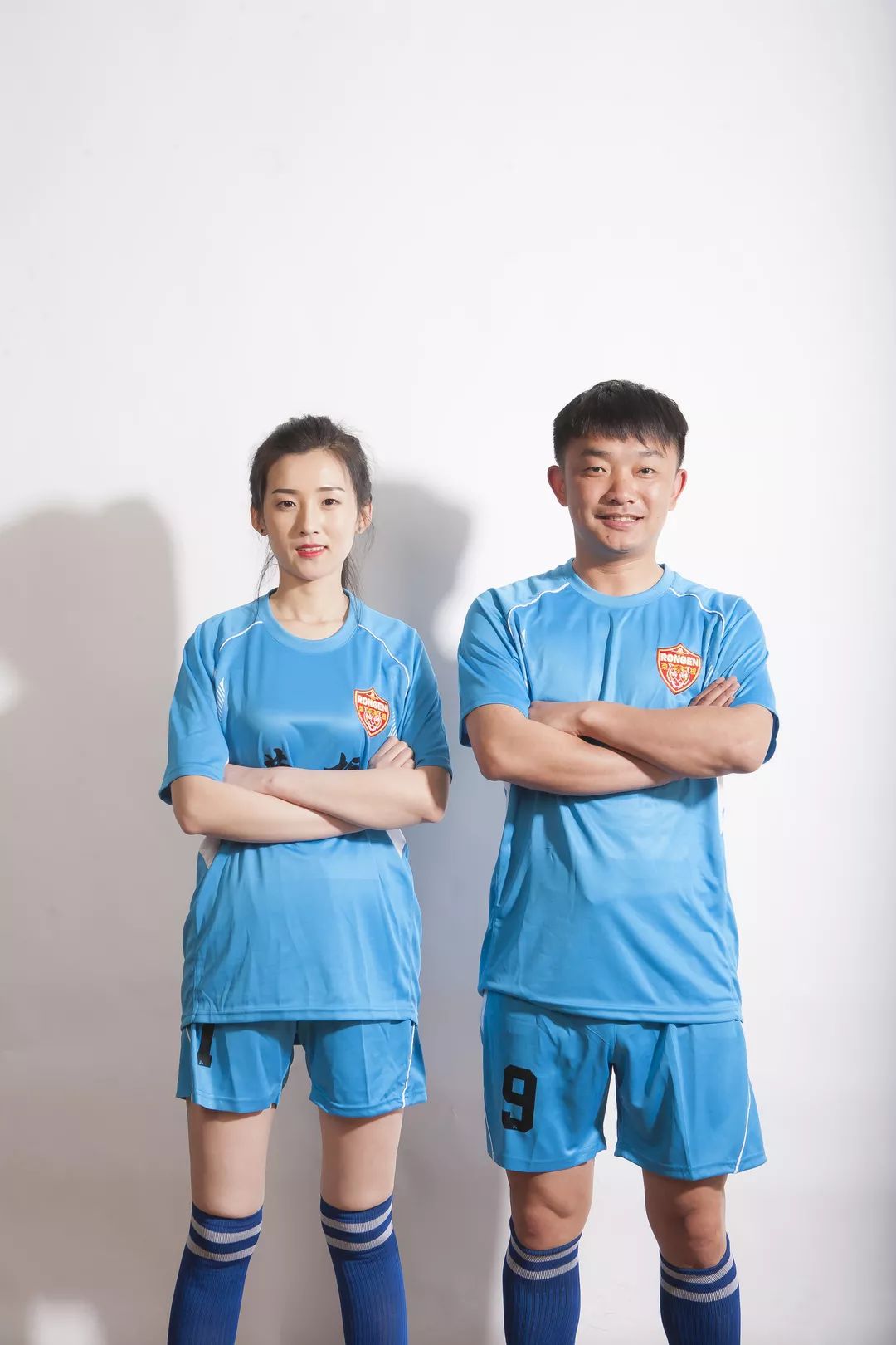 身影或许略显蹒跚，心中仍是追风少年——“烟台农商银行”最靓足球拍档展示就等你了！