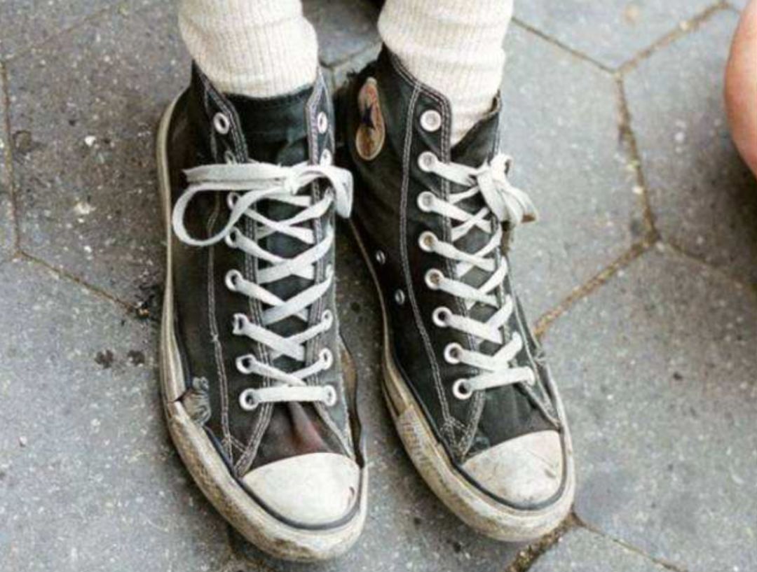 不要跟穿白衣服的人独处,不要跟穿白裤子的人在一起