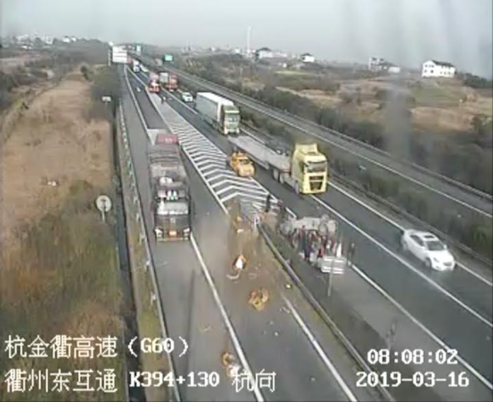 杭金衢高速上翻车，硬核奶奶保护怀中3个月大的婴儿毫发无伤