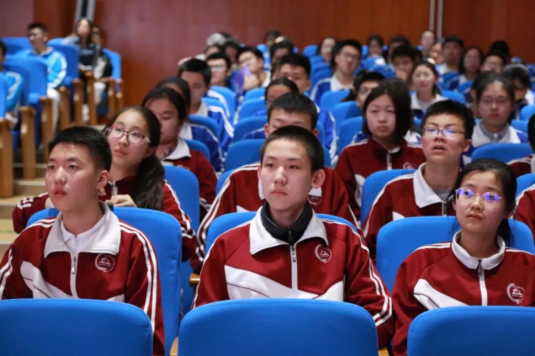 *会两**期间，为什么首师大二附中的操场上每天都排起了长队？