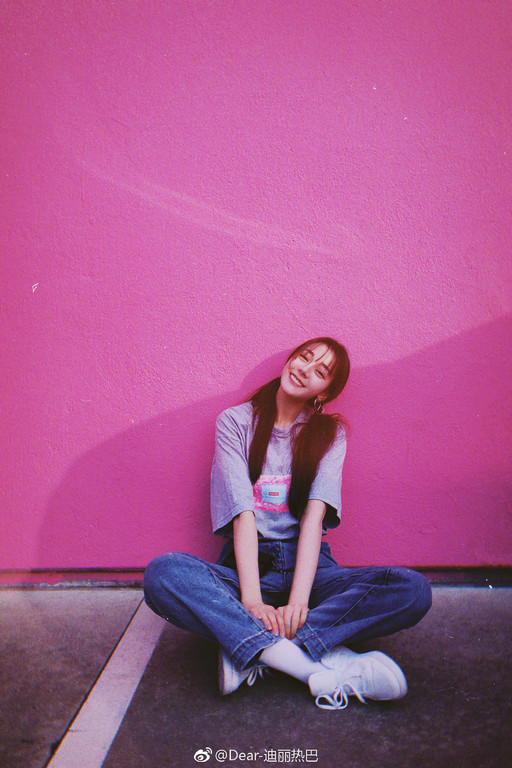 迪丽热巴超短露脐运动装,迪丽热巴穿不穿鞋踢足球