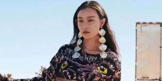 被毁掉奢侈品的女孩,女孩被口红毁掉的图片