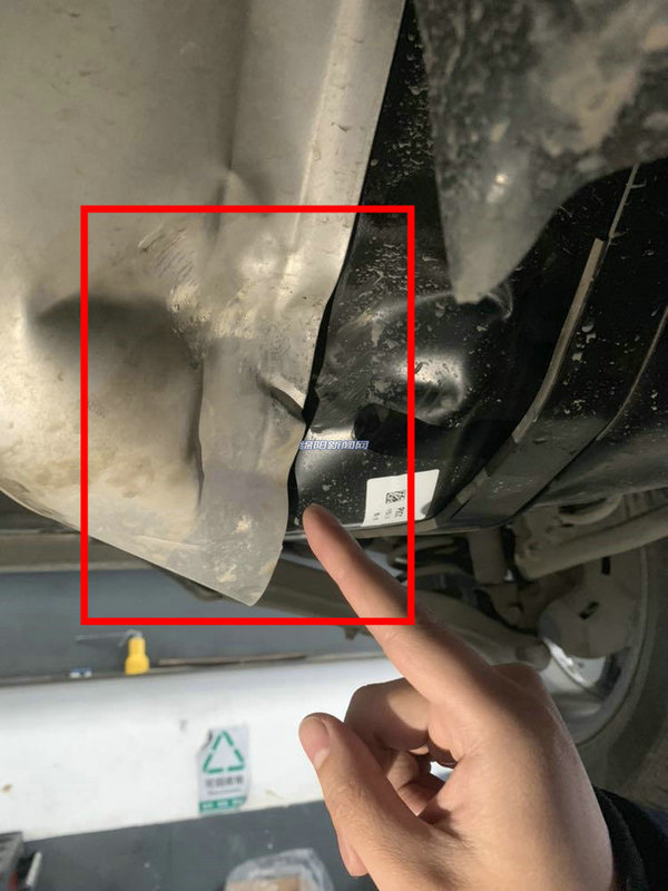 惊险油罐车加油站,车辆加油油漏一地吓坏工作人员