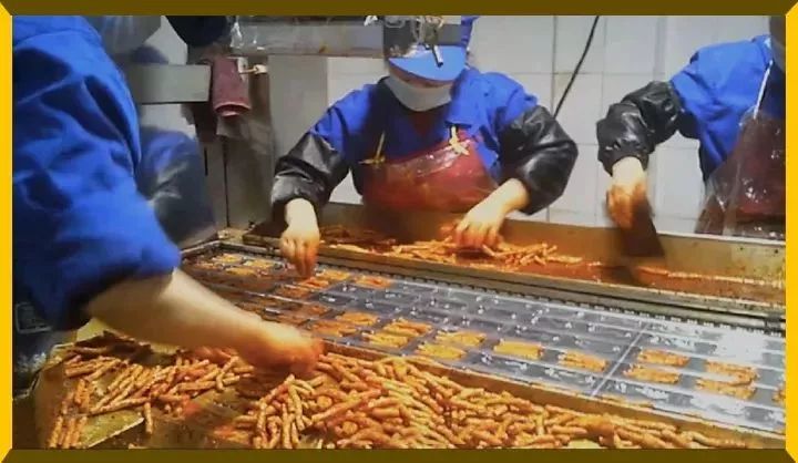 男友联系前任女子吃5包辣条,男友和女友吃辣条