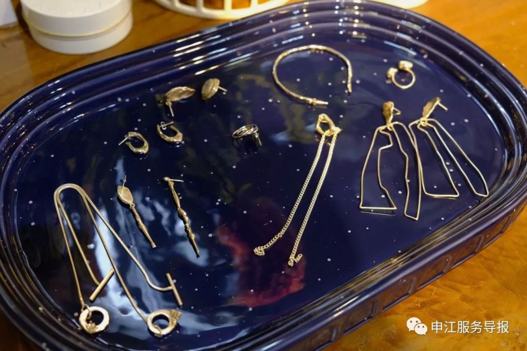 非常隐蔽的秘密基地藏在地板下,神秘的仓库到底隐藏着什么秘密