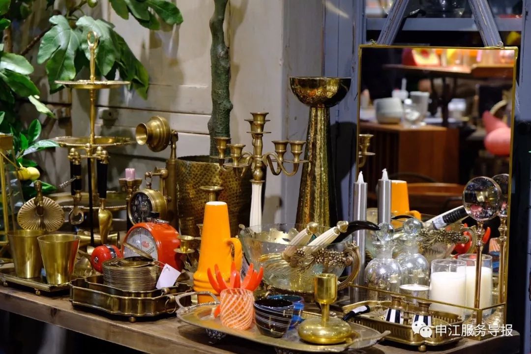 非常隐蔽的秘密基地藏在地板下,神秘的仓库到底隐藏着什么秘密