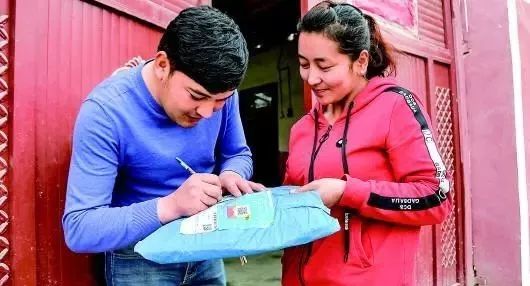 和田两姐妹被送名号“快递小姐姐”,原因是……