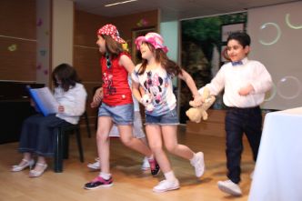 如戏全靠演技,人生如戏全靠演技小女孩一秒入戏