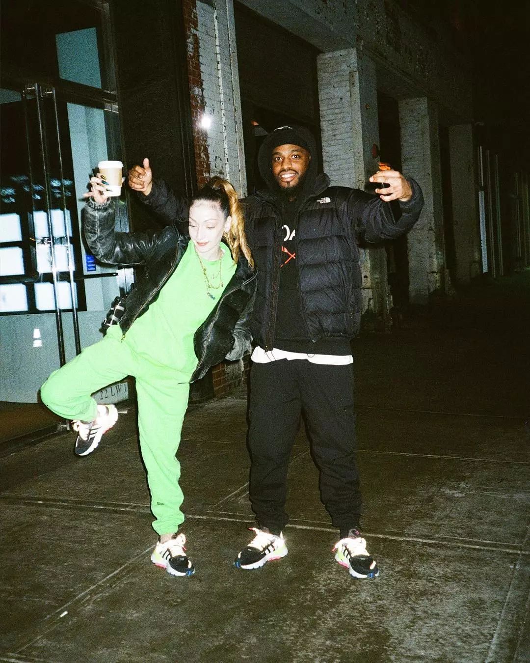 看别人穿名牌心理自卑,看别人穿的鞋多贵