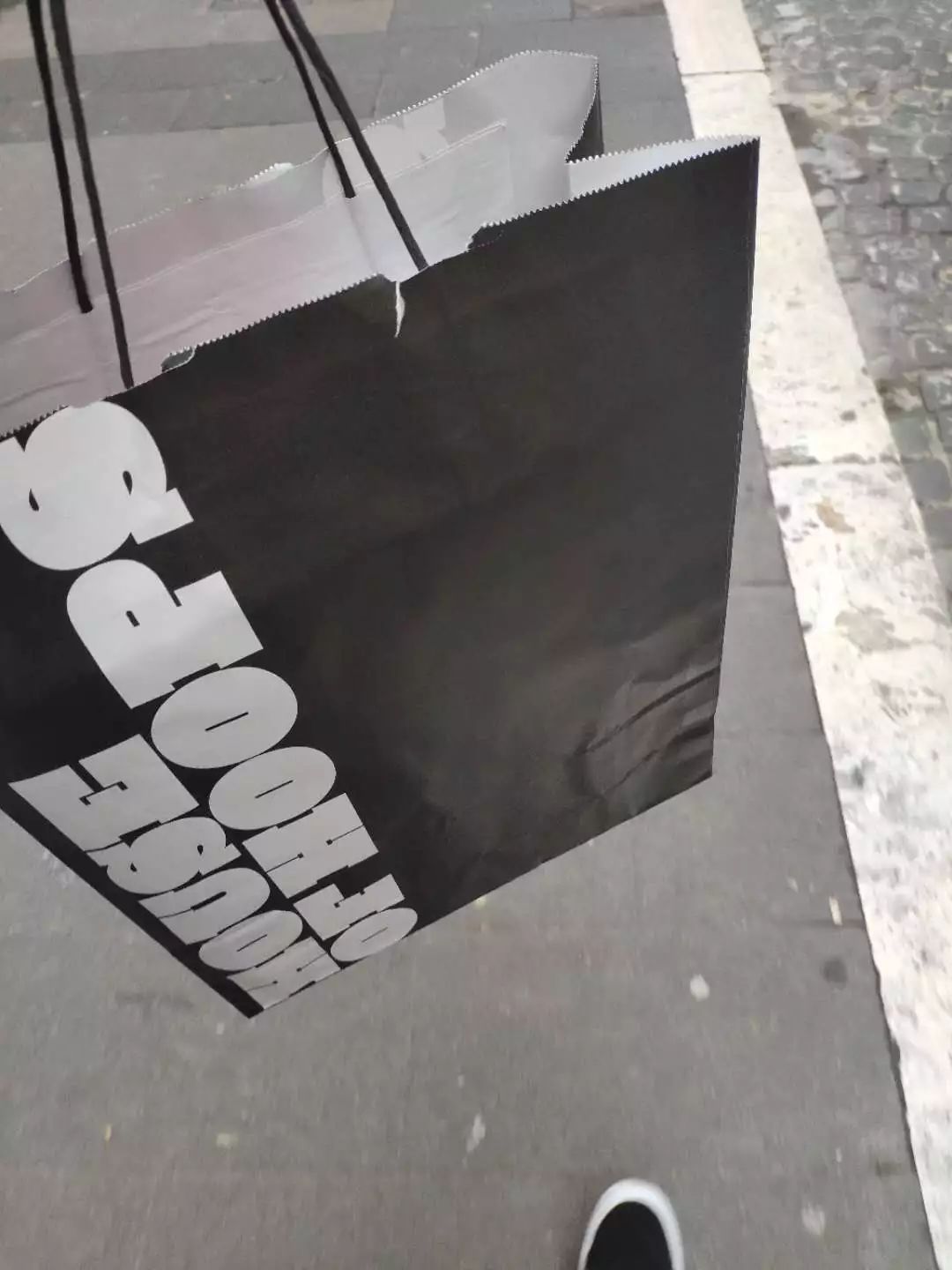 看别人穿名牌心理自卑,看别人穿的鞋多贵