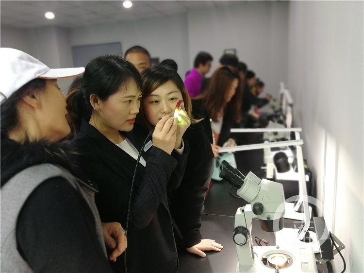 天然翡翠和人工处理翡翠傻傻分不清？专家教你两招！