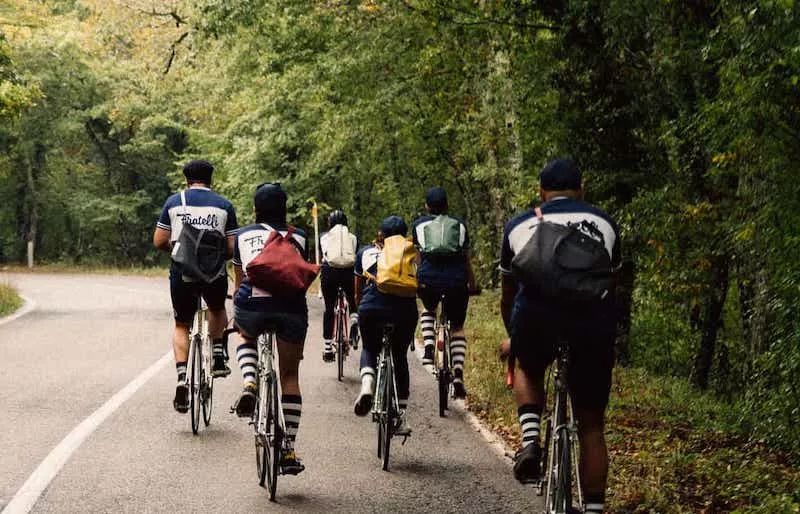 入门骑行一定要买的10件装备,公路骑行装备服装推荐