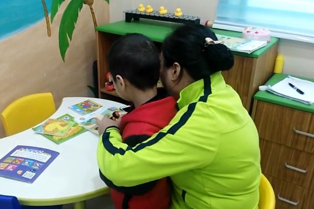 警惕孩子出现这种症状尽快就医,孩子出现这些小动作千万别大意