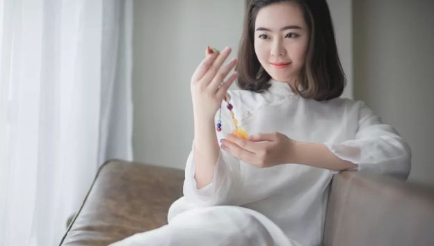 女人戴蜜蜡的禁忌,为什么戴蜜蜡的女人不能碰