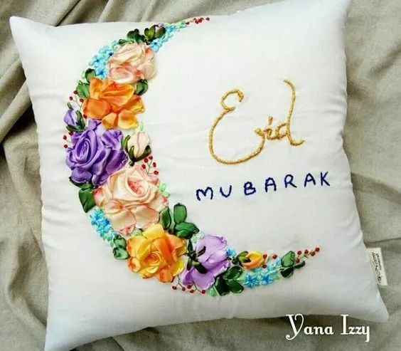 抱枕买个纯色的就够，这样缝几针，要多美有多美！