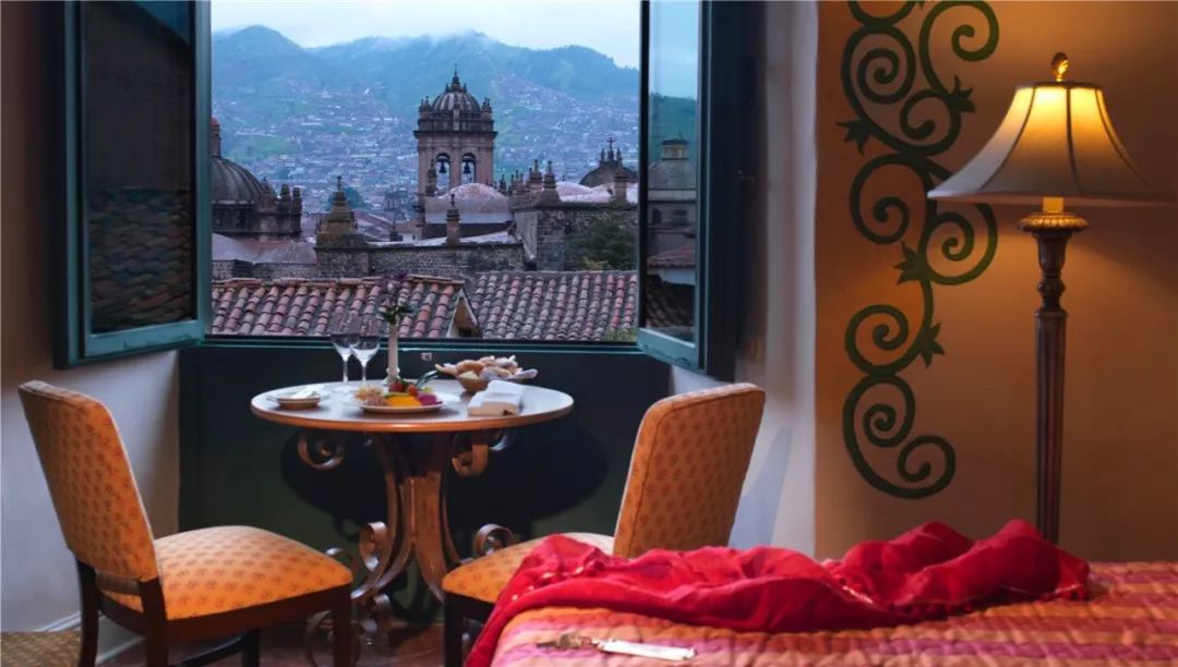 从此，LV不仅可以用来背，还可以用来睡…