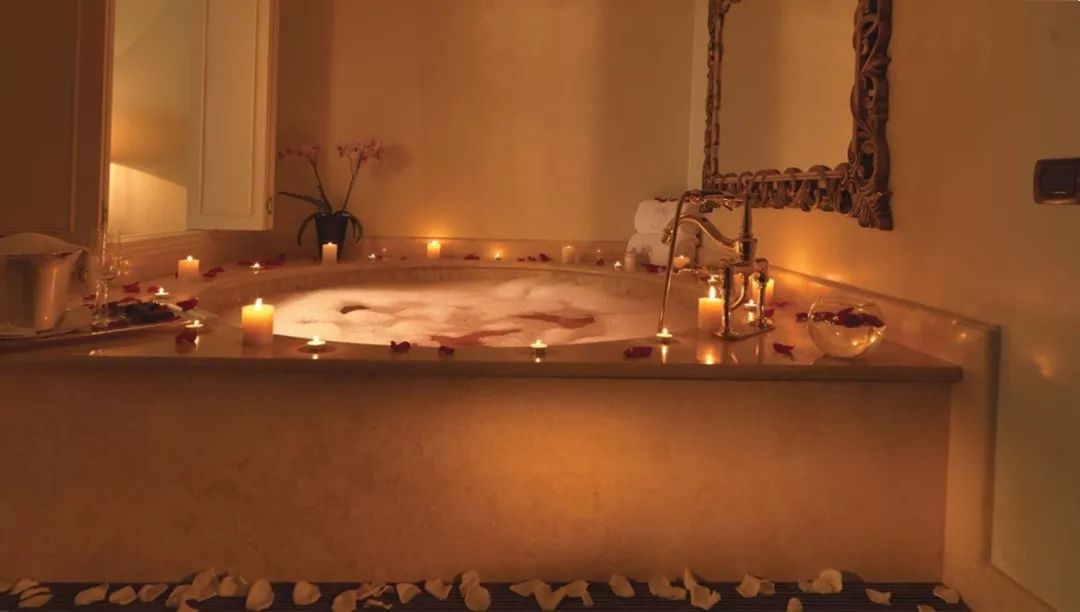 从此，LV不仅可以用来背，还可以用来睡…