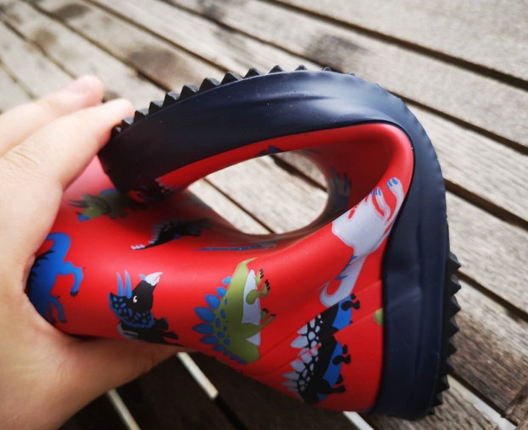 给孩子选雨衣有什么要求,雨衣雨鞋给孩子备好