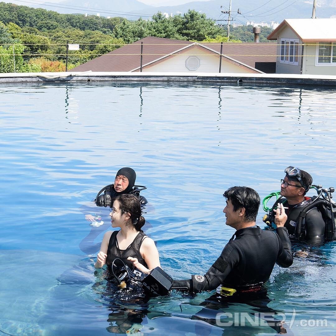 iu新闻,iu新闻发布会唱歌