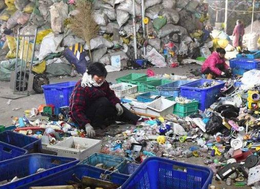 蹲点采访一线者的心声,蹲点采访环卫工人8小时工作