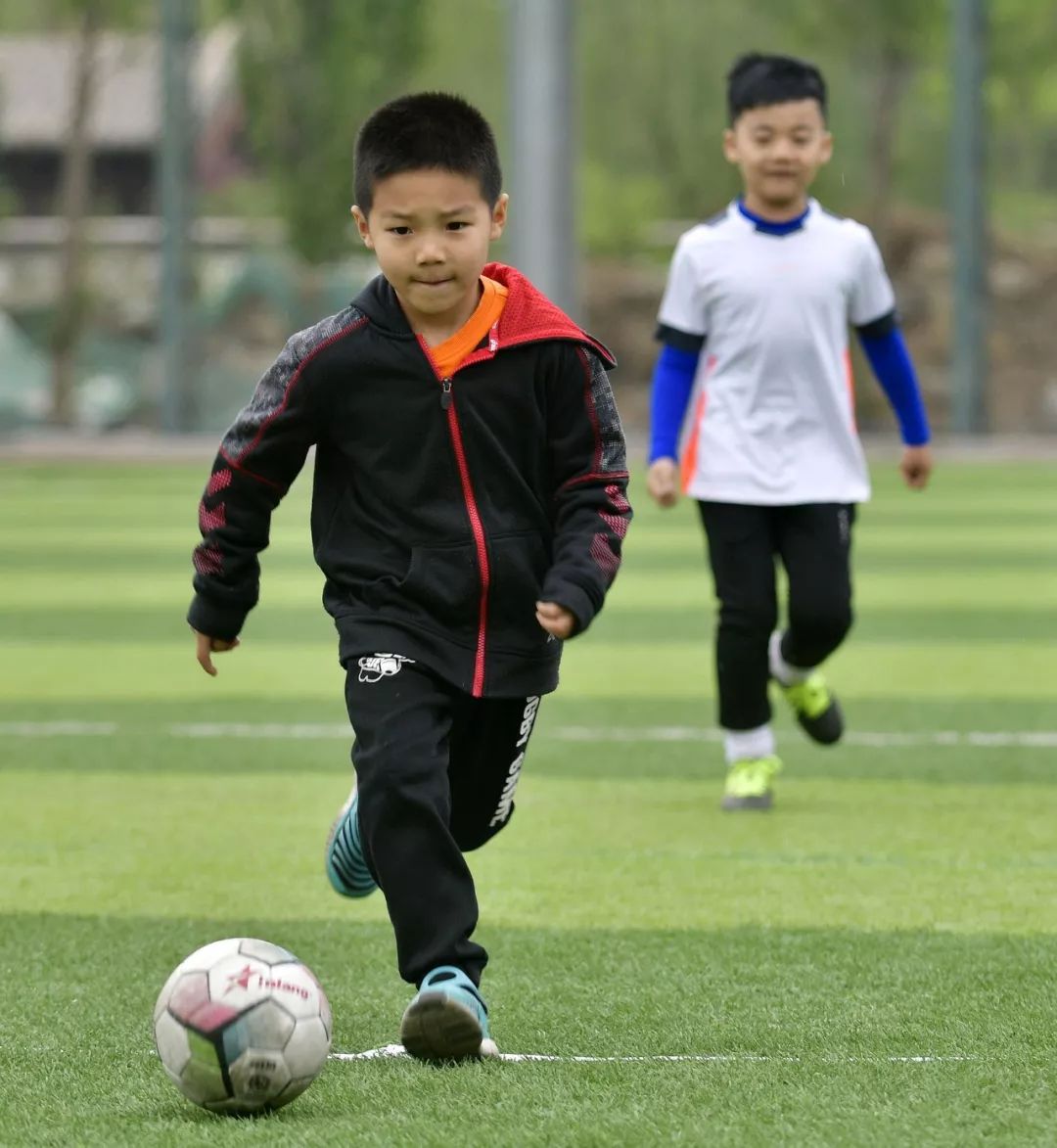 生日会的热闹没赶上？还有好戏！根伟送签名足球啦，来留言吧！