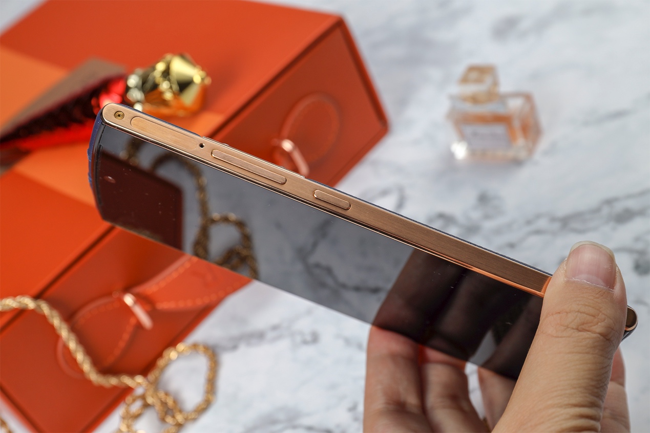 糖果翻译手机S30图赏：让你畅通全球的随身翻译官