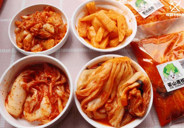 她连续三年，走遍大半个韩国学习传统泡菜，改良后的泡菜，要排单一个星期以上才能买到！