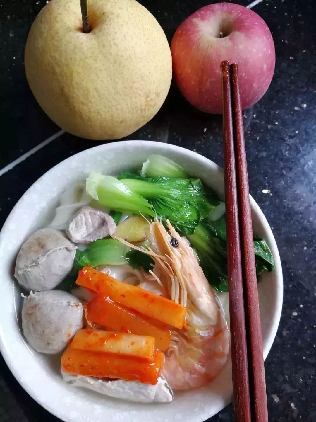 她连续三年，走遍大半个韩国学习传统泡菜，改良后的泡菜，要排单一个星期以上才能买到！