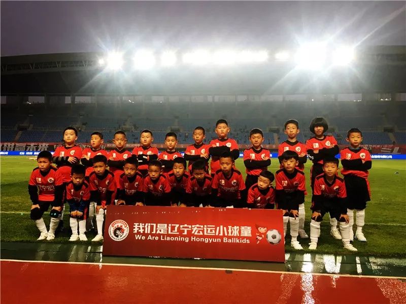 成都蓉城主场比赛球童,足球比赛开场球童手拉手视频