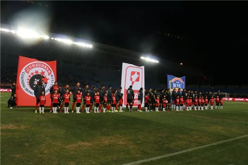 成都蓉城主场比赛球童,足球比赛开场球童手拉手视频