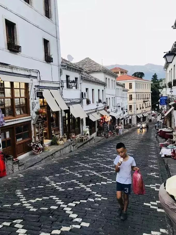 画家改行当总理，只做“面子工程”，却靠刷墙拯救了他的国家