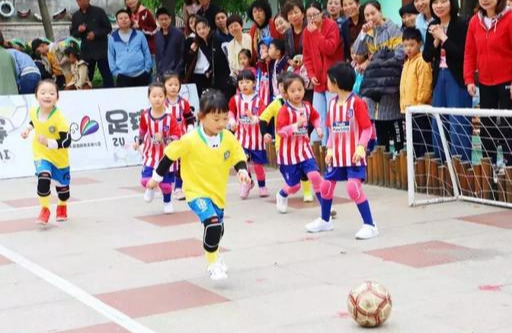 县直幼儿园举行足球嘉年华活动,信阳市中小学足球联赛
