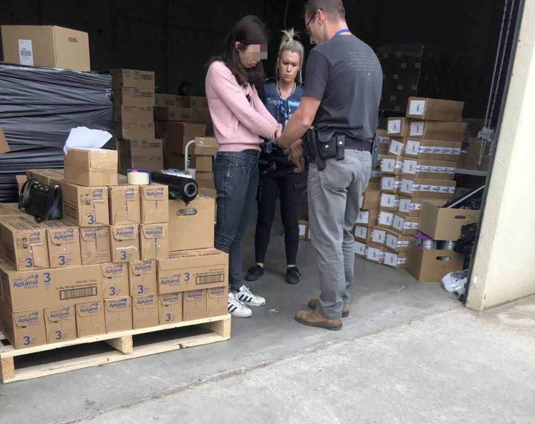 女代购被捕,中国代购扫光奶粉事件