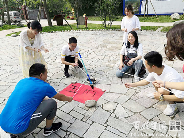 青春路上和祖国一起奋斗,绽放青春光芒与祖国共奋进