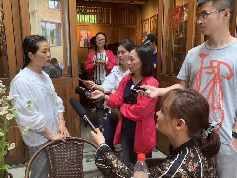 记者采访现场践行四力,践行四力致敬记者