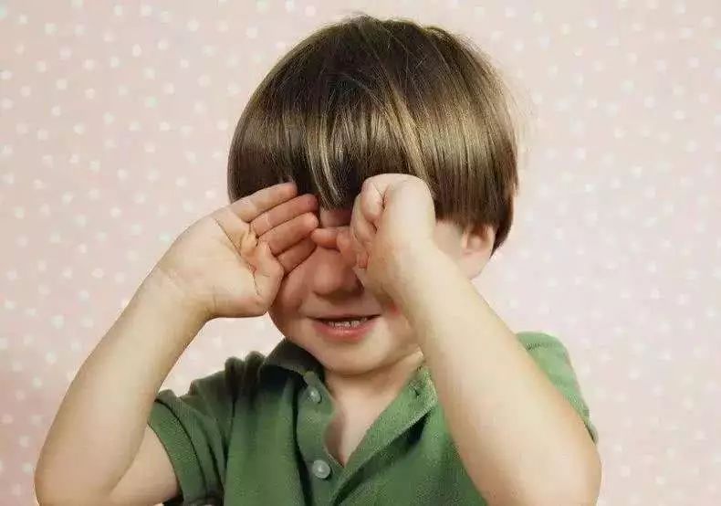 不给小孩看手机孩子哭闹眼睛充血,4岁小孩不给手机看就哭近视
