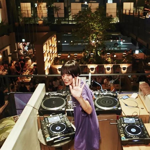 彩虹屁|会打碟的小姐姐最帅啦！日本潮女DJ的穿搭经请收下
