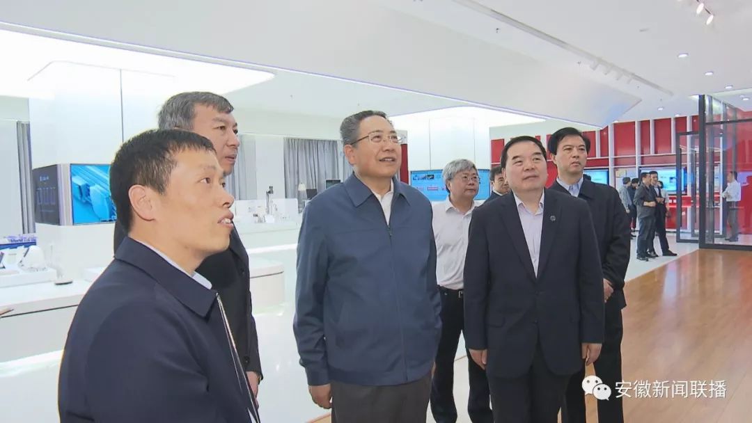 省委书记李锦斌出席中国科学技术大学“永怀初心”雕像揭幕仪式并调研