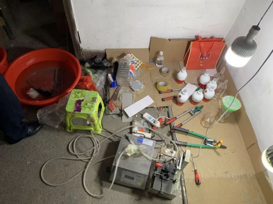 警方捣毁一制售假酒窝点,警方捣毁制售假酒窝点查获白酒