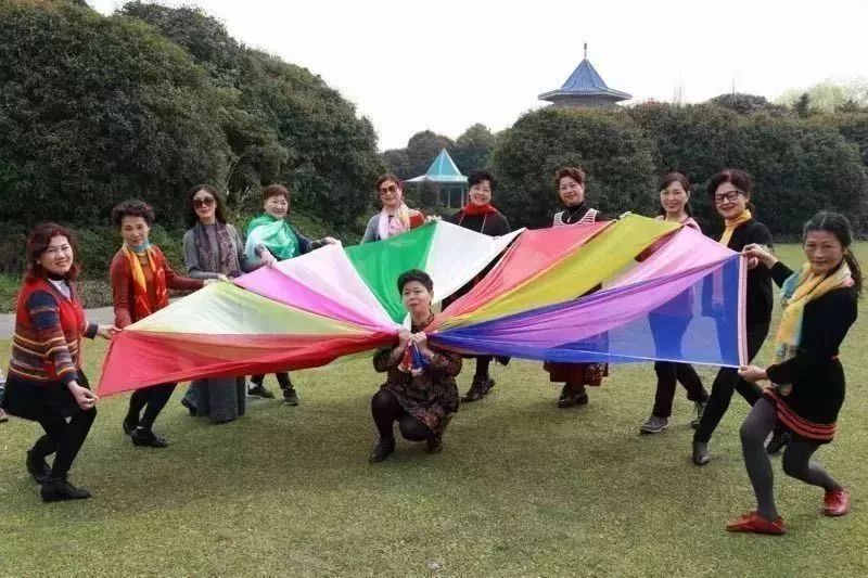 中国大妈旅游拍照标准动作视频,中国大妈拍照十大姿势