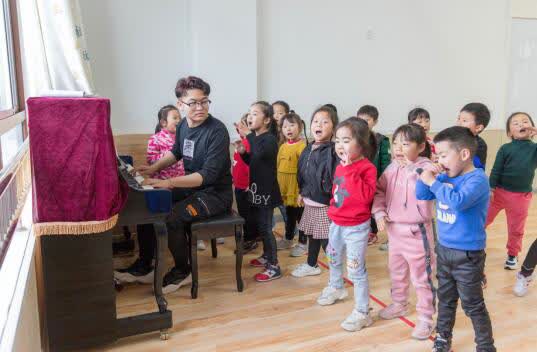 90后男幼师,90后帅气男幼师带娃