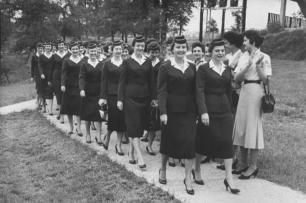 中国空姐为什么都要年轻漂亮,中国空姐为什么好看