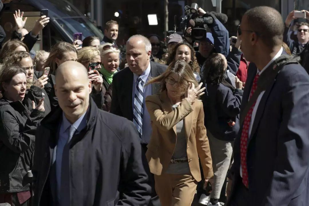 那个花808万买进耶鲁的21岁中国女孩，父亲竟是逃亡美国的通缉犯？？！