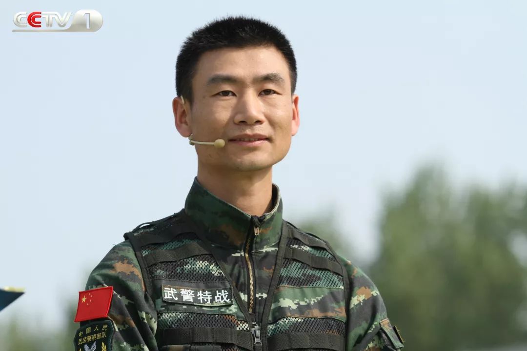 *击狙**“王中王”是怎样练成的？今晚十点半档，听*警武**猎鹰突击队特战三大队大队长王占军“开讲”！